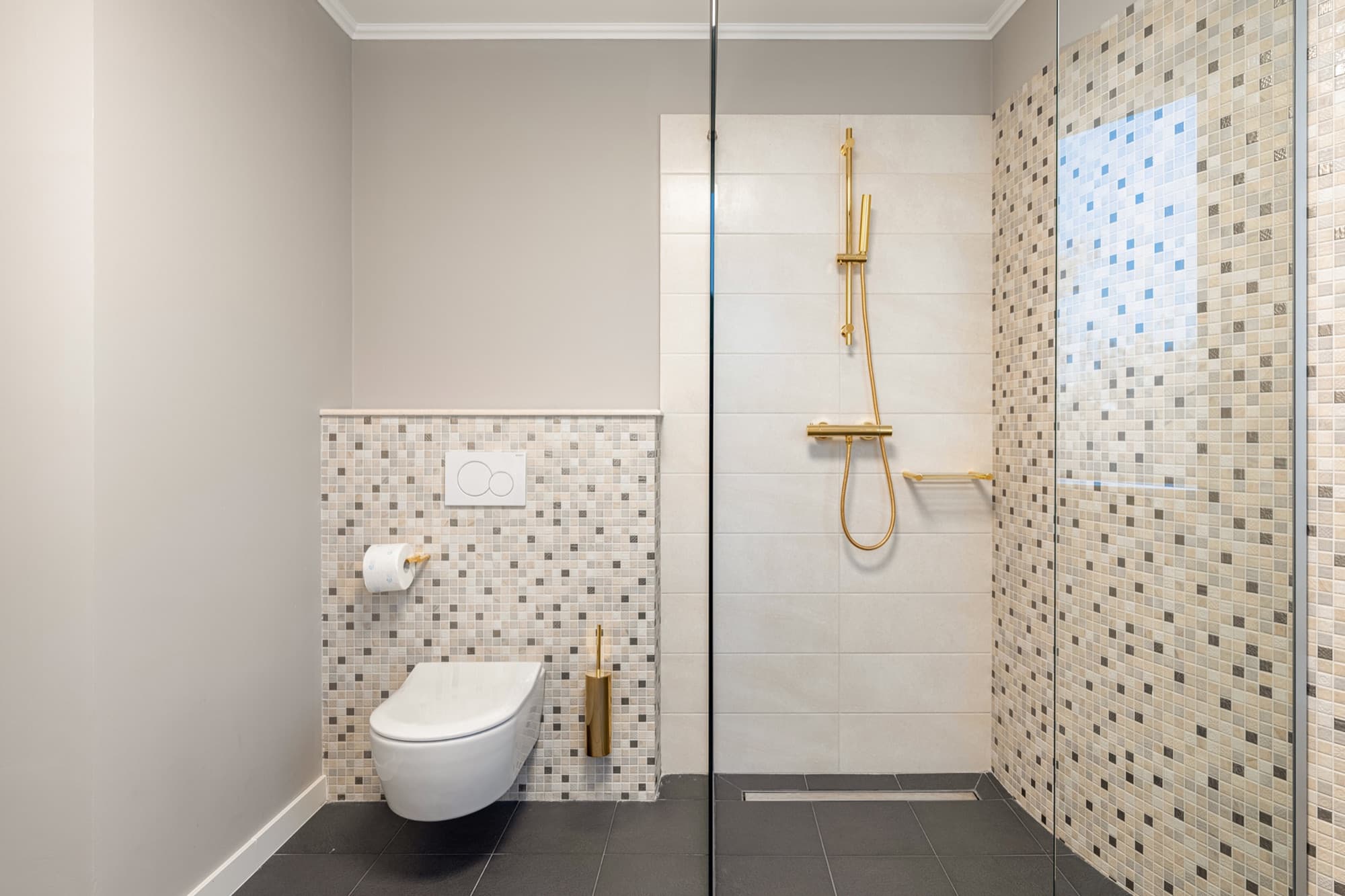 En-suite bathroom at Pergola Boutique Hotel Bucharest